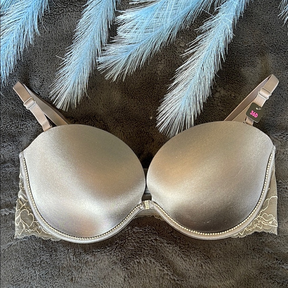 “Beyond Sexy” Rhinestone and lace- front close - multi way bra - NWT